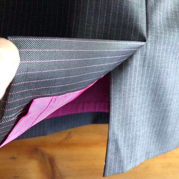 Escada dark grey with vertical pink stripes wool/silk blend skirt, size 38 - Picture 4 of 11